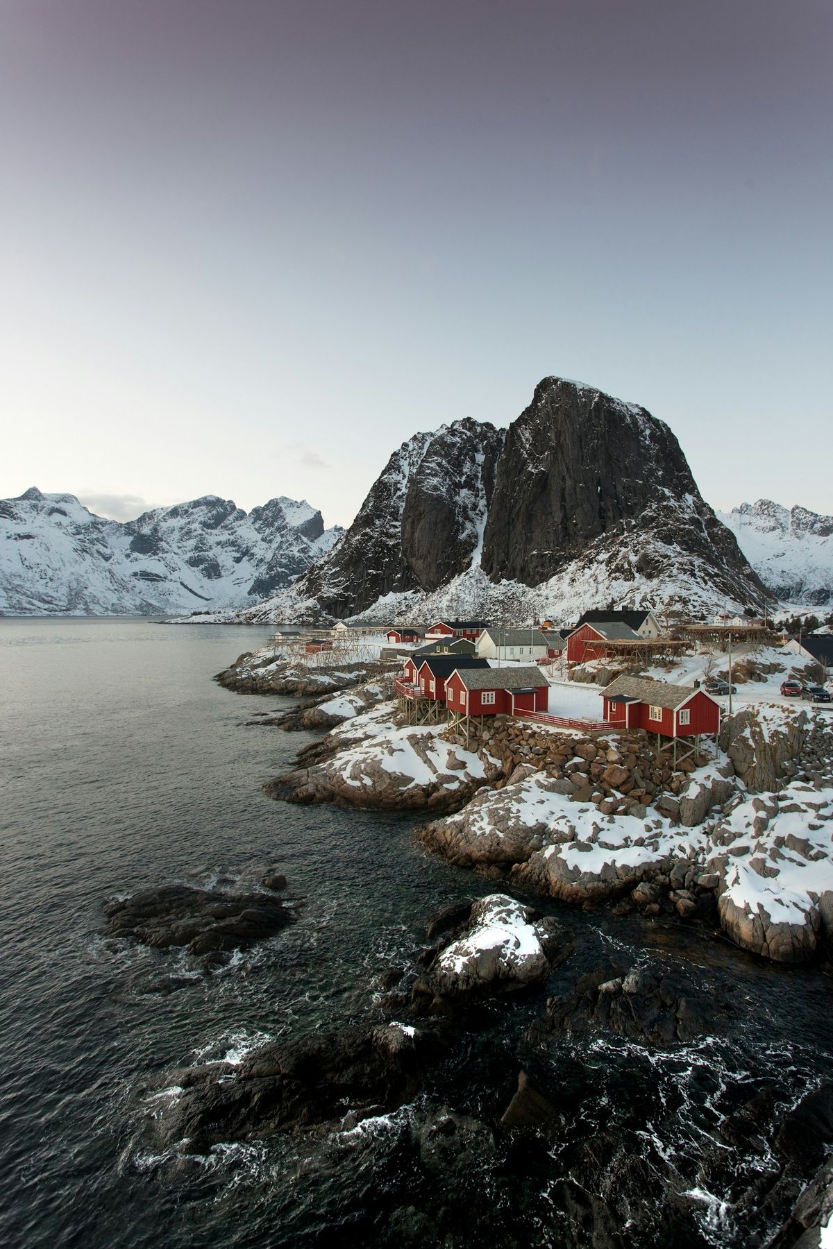 Morgenlys over fjord og fjell i Lofoten